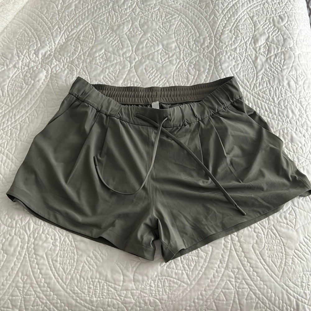 Lululemon stroll at sundown short